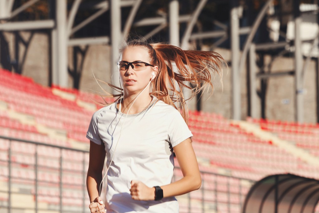 Fitness Bionda Bella Donna Che Indossa Occhiali Sportivi Che Ascolta Musica E Fare Jogging Sullo Stile Di Vita Sano Dello Stadio E Concetto Di Persone