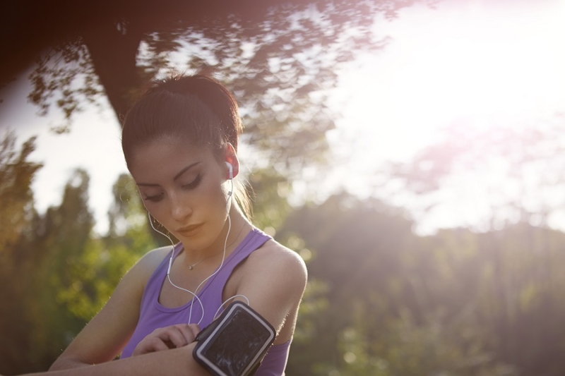 Donna Che Corre E Tiene Smartphone Attaccato Al Braccio