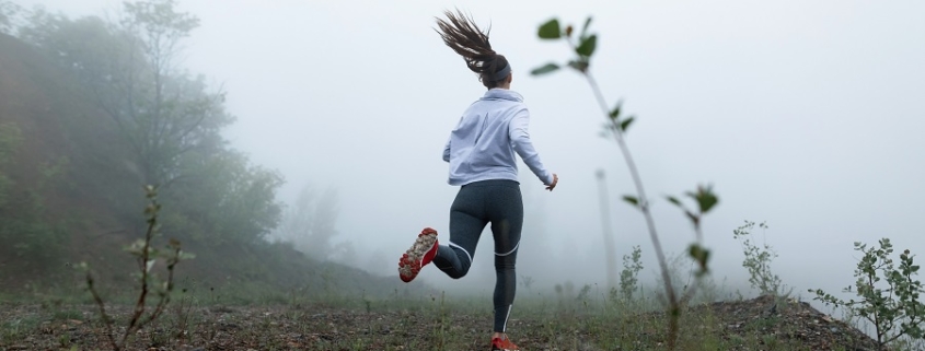 donna inquadrata di spalle che corre