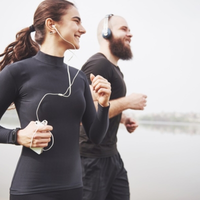 Coppia ch fa Jogging e Running all'esterno con la giusta postura