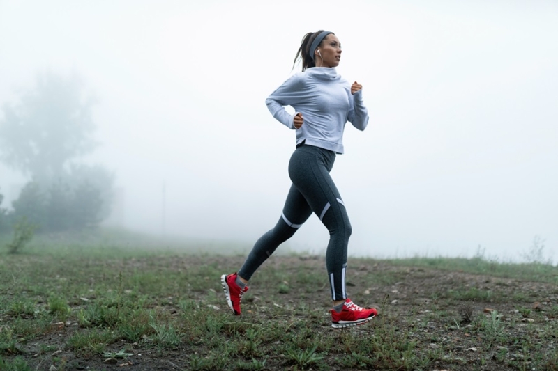 donna che corre con la giusta postura