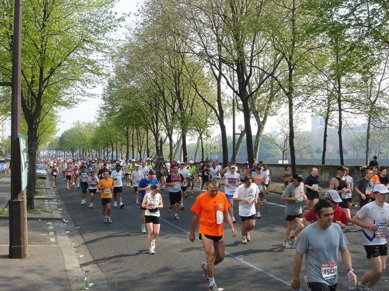 Runners Along The Seine In The Paris Marathon Min